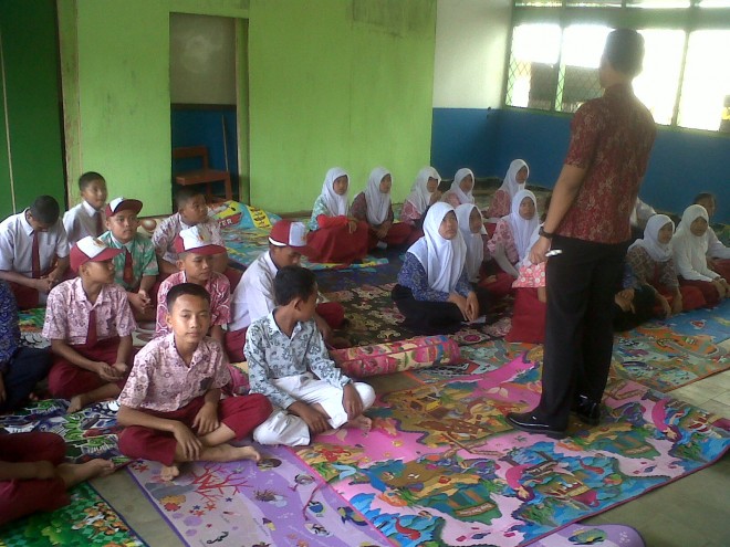 Siswa kelas VII SMPN 3 Kabupaten Tebo belajar dengan beralaskan tikar karena kekurangan meja dan kursi